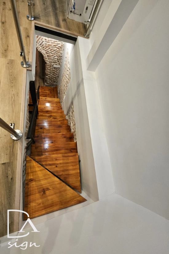 Foto de escaleras restauradas