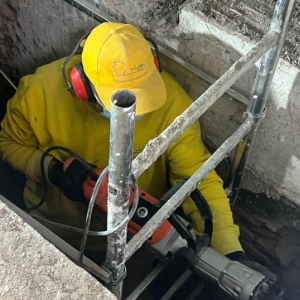 Obrero trabajando en construcción