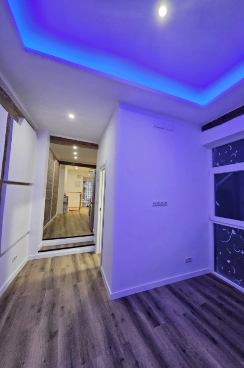 Rediseño de habitación con luz azul