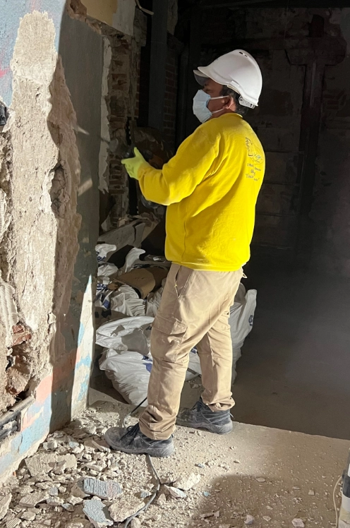 Constructor realizando reformas en pared