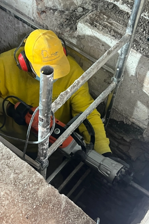 Constructor realizando reformas con taladro percutor