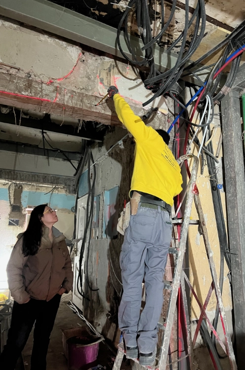 Constructor realizando reformas electricas