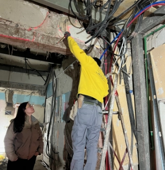 Electricista realizando reformas